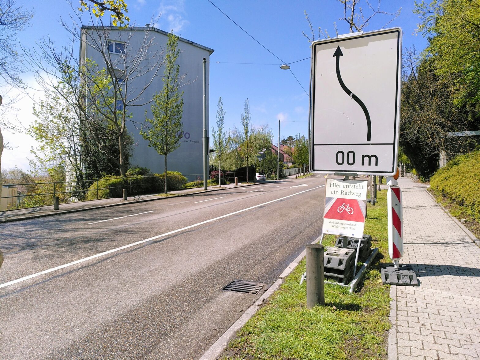 Angeblicher Radwegbau in Pforzheim – Leider nur ein Scherz vom 1. Mai – hängt aber immer noch