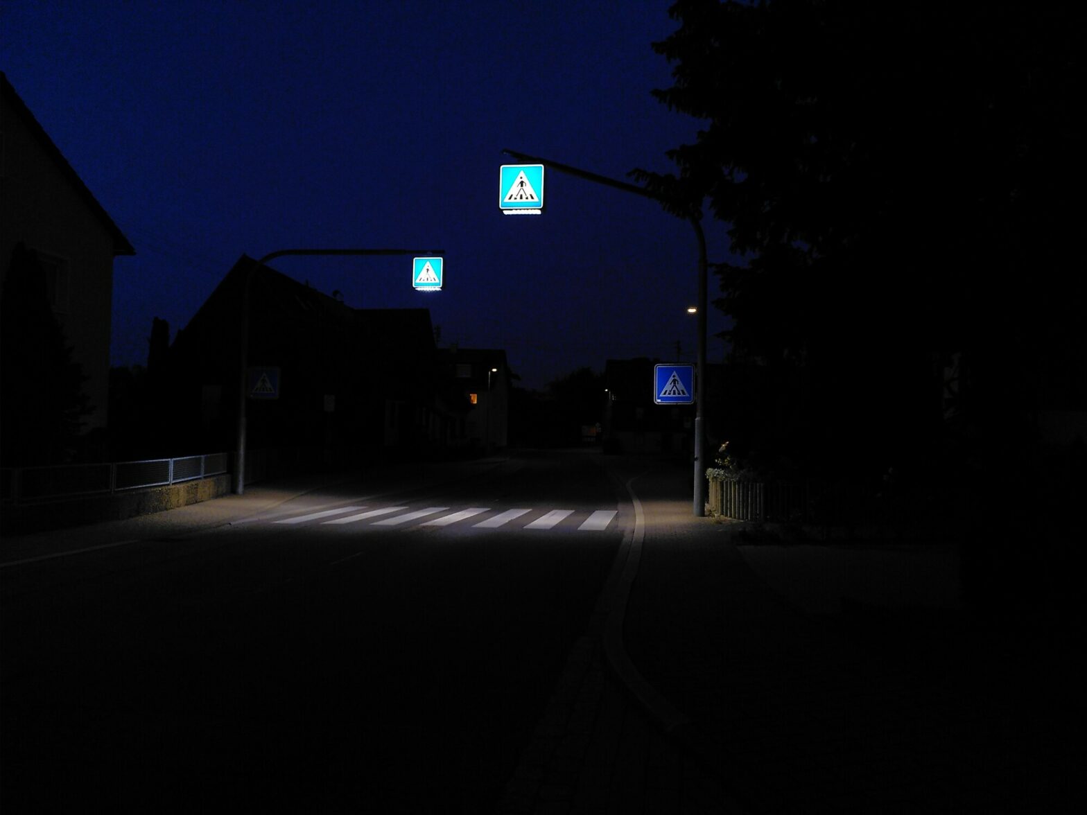 Schön beleuchteter Fußgängerüberweg (Zebrastreifen)